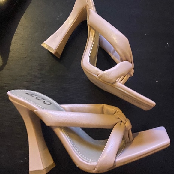 🏷️SALE-EGO HEELS SIZE 5 - Picture 1 of 4